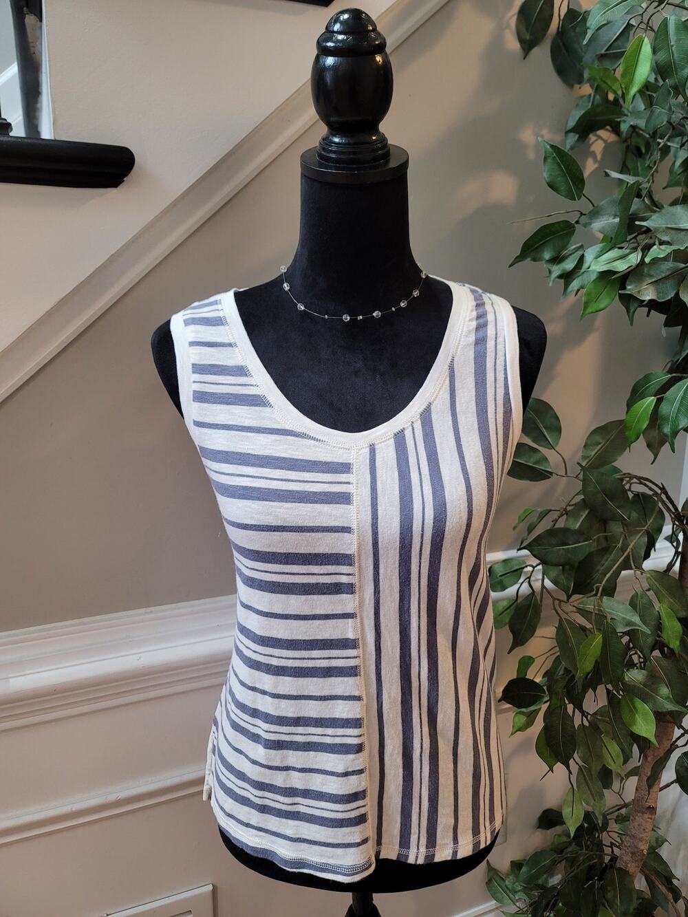 Susina Tank Top Women's Medium Petite Cream/Blue Striped Sleeveless Scoop Neck